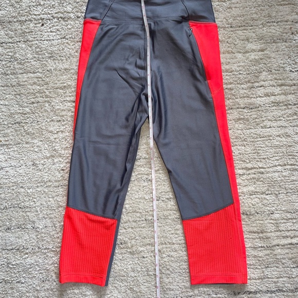 Like New/EUC women’s Under Armour compression capri leggings, size medium - Picture 3 of 3